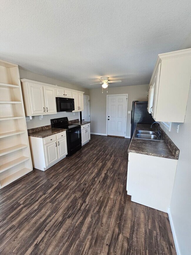 Building Photo - Spacious 3-Bedroom Home in Crossville with 2-Car Garage, Fenced Yard & Porches