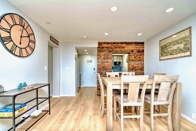 Building Photo - Cedar Lodge 305
