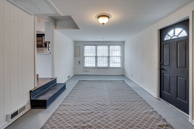 Building Photo - 514 Continental Dr