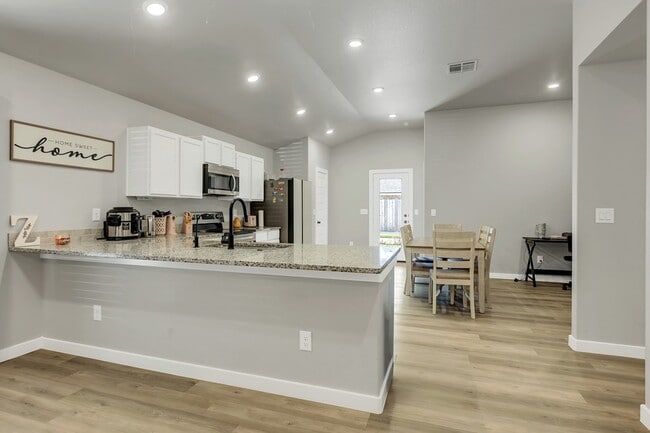 Building Photo - 460 Staghorn Dr