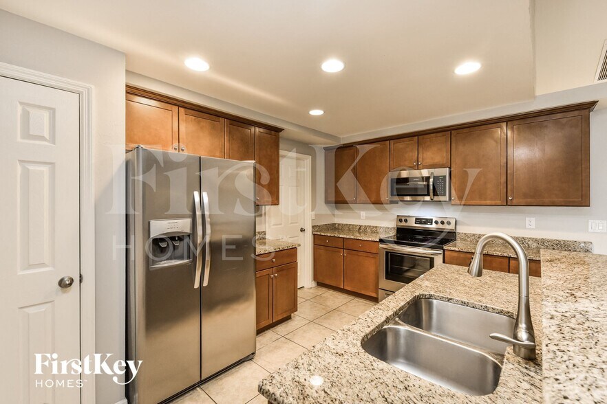 Building Photo - 2912 NW 18th Pl