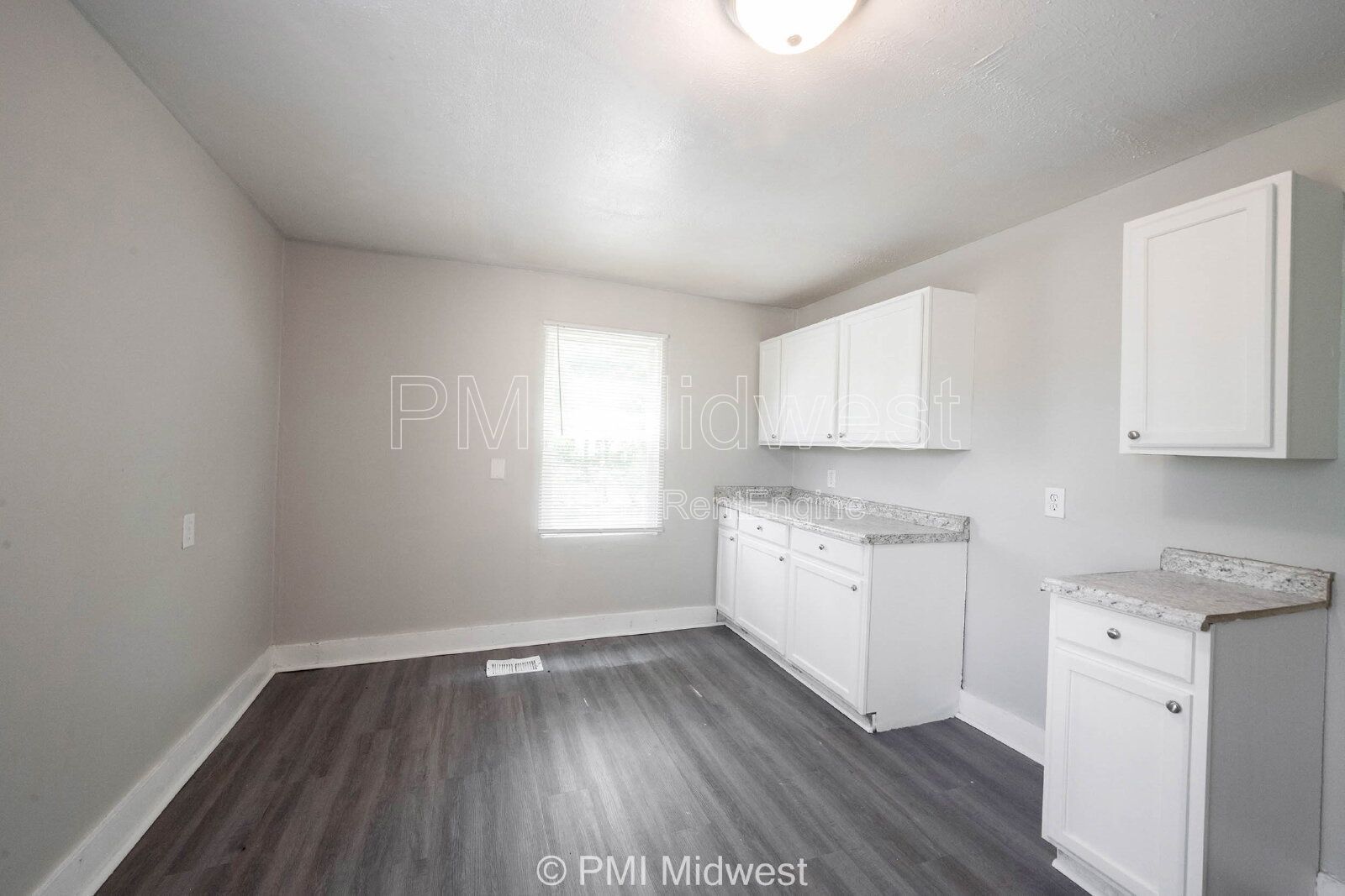 Building Photo - 445 W 29th St