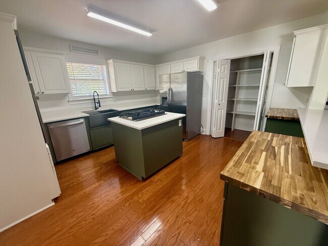 Building Photo - 627 W 2nd St