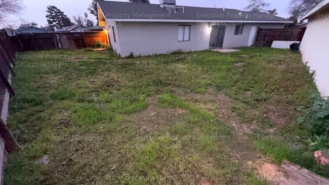 Building Photo - 3 bedroom/ 2 bathroom home nestled in a cul-de-sac.