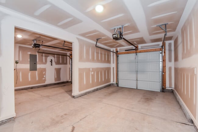 Building Photo - 2055 Barnhart Dr