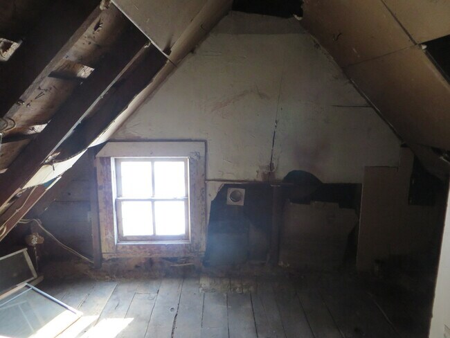 Building Photo - Large Three Bedroom, 1.5 Bathroom Home hal...
