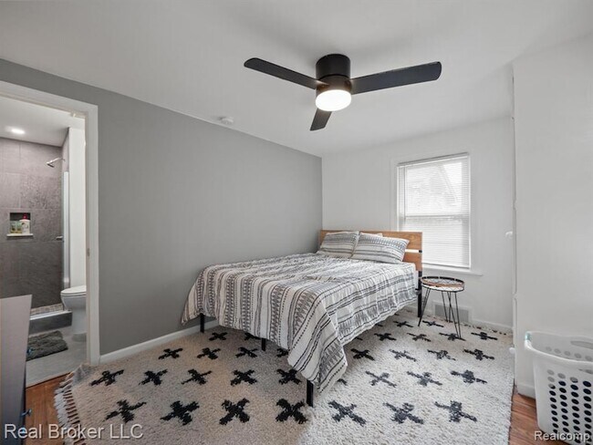 Building Photo - 1428 Bennaville Ave