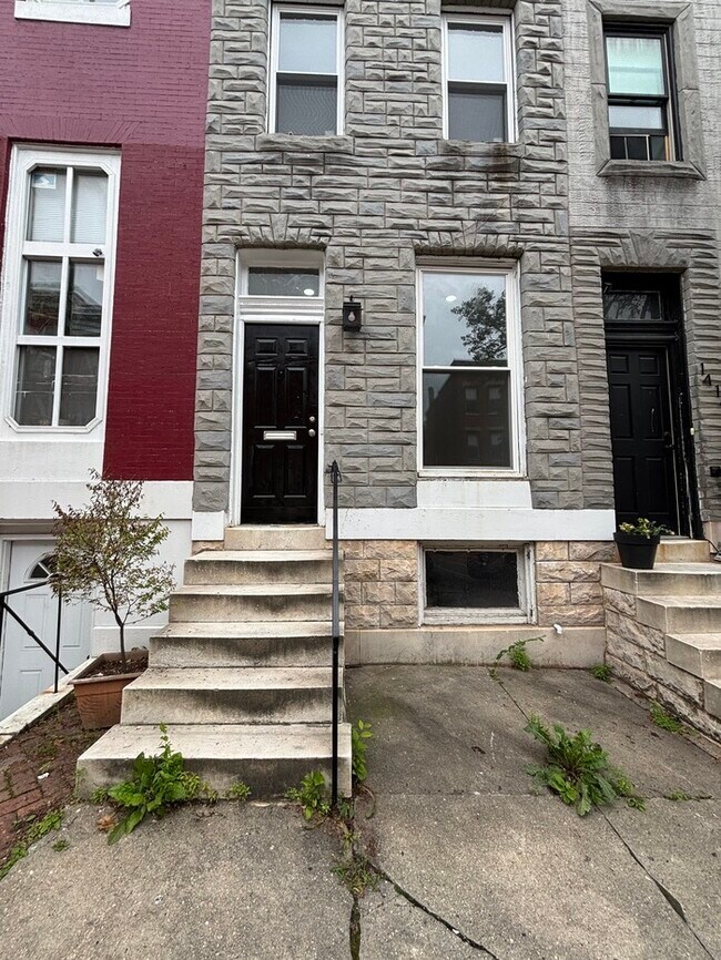 Building Photo - 4 bedrooms plus Den home