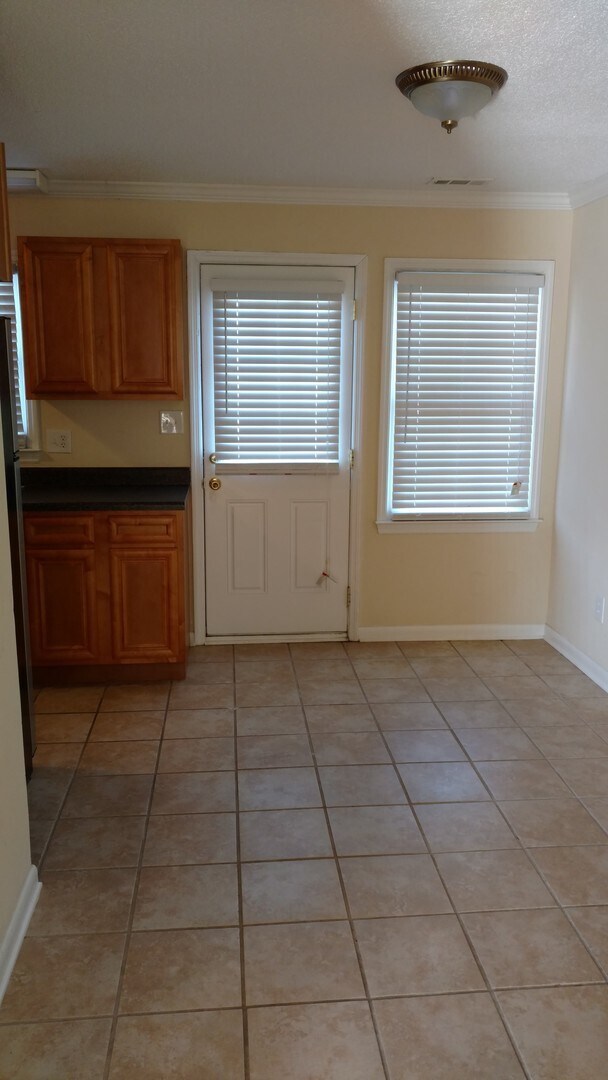 Building Photo - 2 bedroom, 1.5 bathroom located in the desirable Haymount Area!