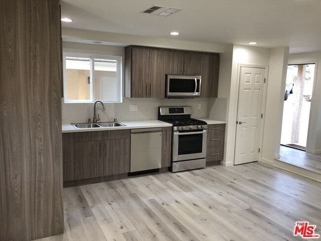 Building Photo - 2700 Los Olivos Ln