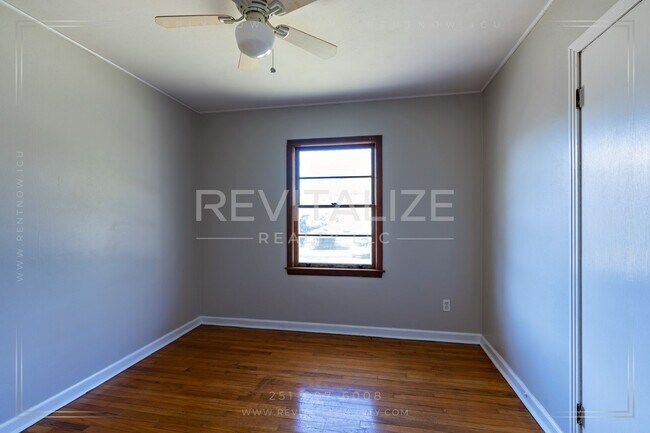 Building Photo - **Reduced Price** Adorable 3 Bedroom/1 Bat...