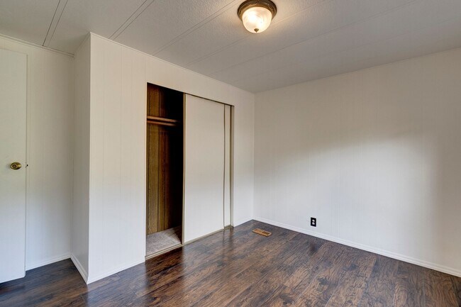Building Photo - 3 Bed  2 Bath Pet Friendly Home