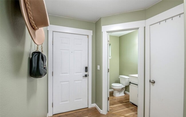 Building Photo - Large 3 bedroom pet friendly home at a gre...