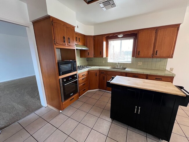 Building Photo - Reedley Country Home For rent