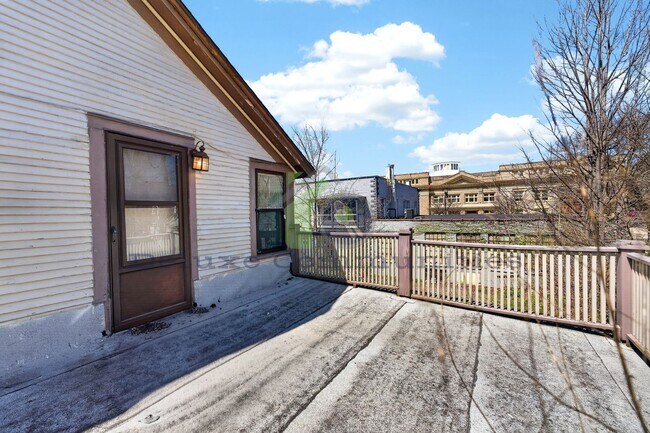 Building Photo - 410 Eastern Ave SE