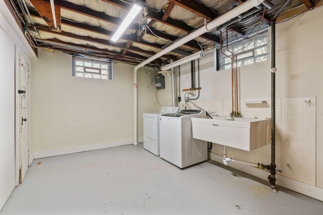 Building Photo - 2300 NE McKinley St