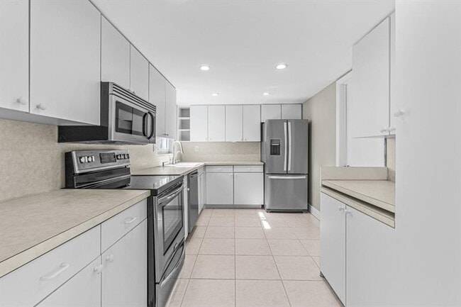 Building Photo - 330 S Golf Blvd