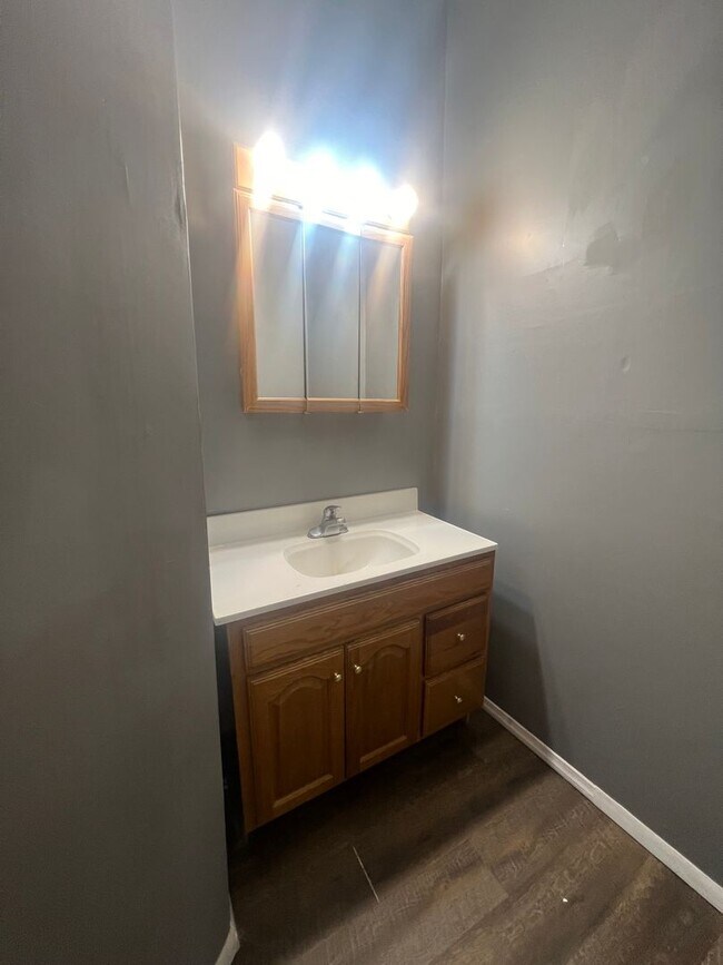 Building Photo - 520 N Alameda Ave