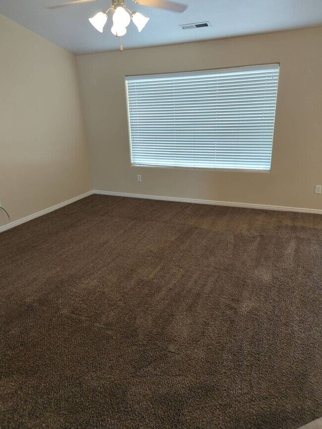 Building Photo - Single-Level 3 Bedroom Home