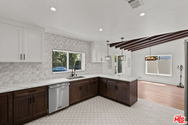 Building Photo - 1527 N Beverly Dr