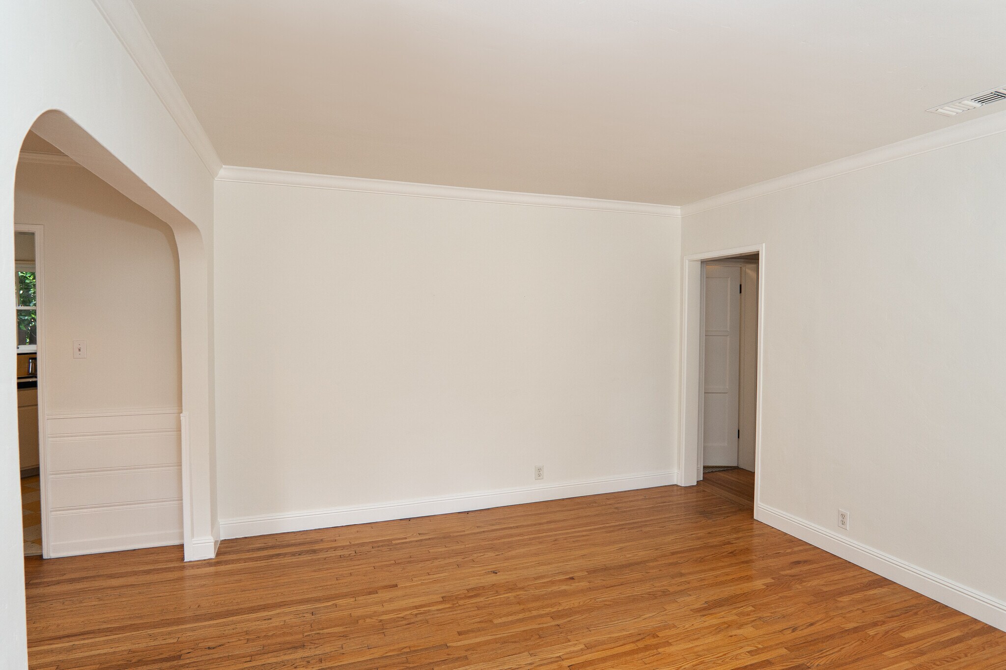 living room - 638 N Gardner St