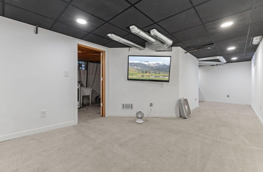 Building Photo - 606 Cromwell Ave