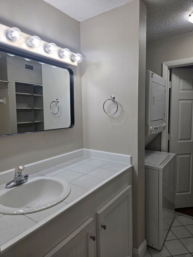 Building Photo - Charming 2-bedroom, 1.5-bath in the desirable Bellamy Forge