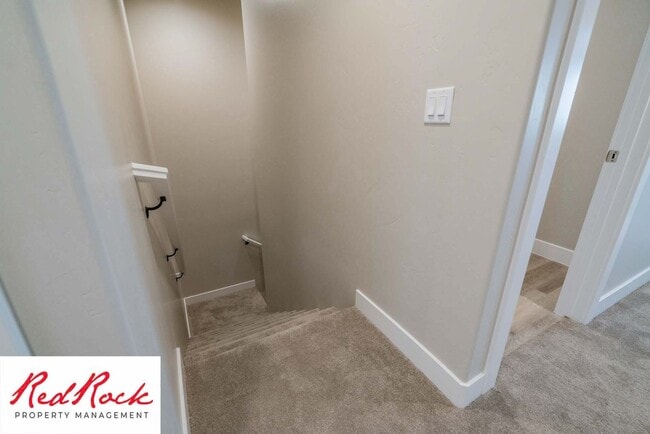 Building Photo - Modern 4-Bed Townhome in Hurricane Heights