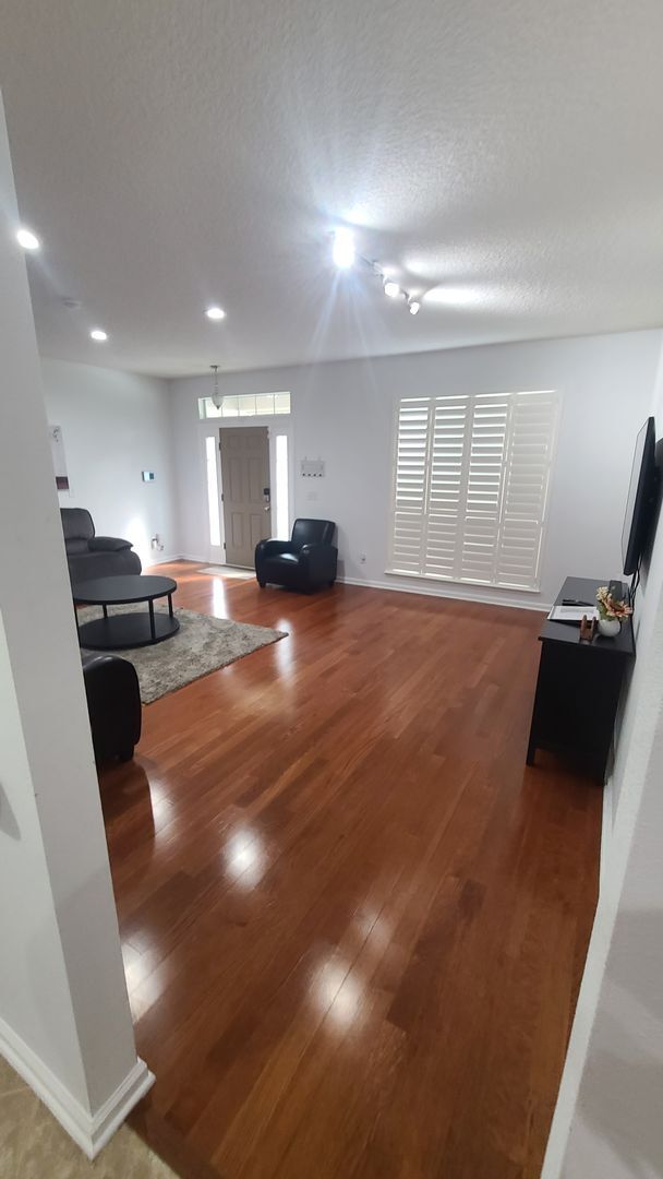 Building Photo - 4BR/3BA Gorgeous, fully-furnished home rea...