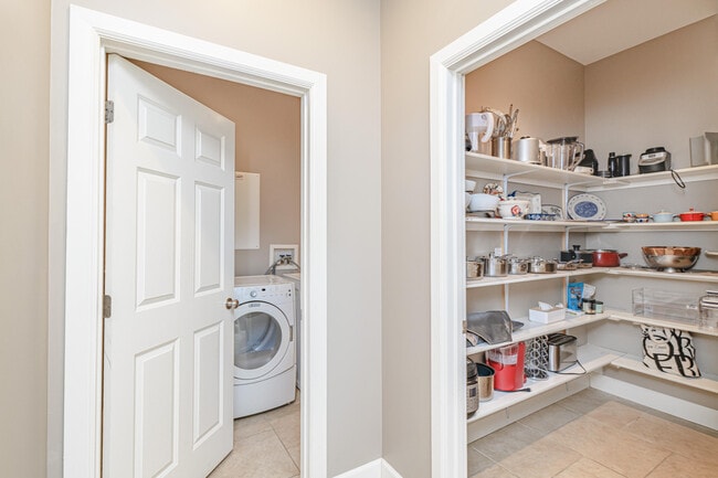 Building Photo - 2 E Clarkson Rd