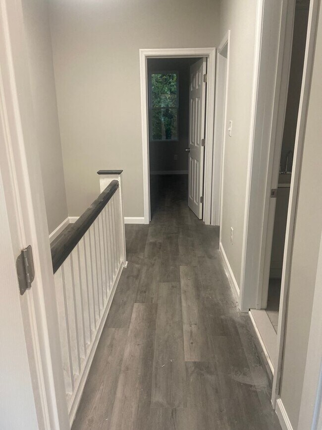 Building Photo - Remodeled Front Porch Row - Germantown