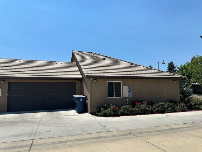 Building Photo - 2011 Bella Oaks Dr