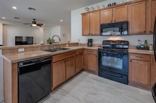 Building Photo - 5561 SW 40th St