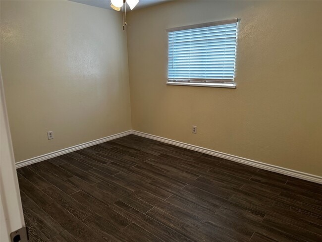 Building Photo - 5915 Trailview Dr