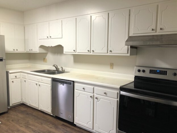 Kitchen - 211 E Northpoint Avenue