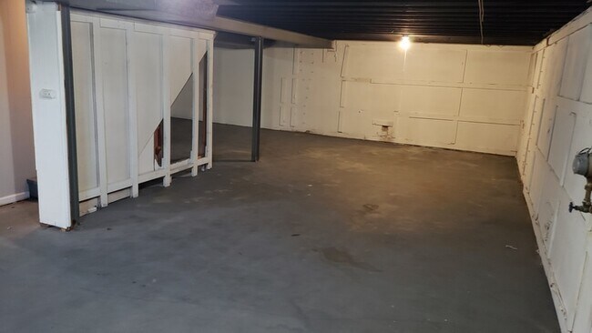 Building Photo - 10418 Monarch Dr Saint Louis, MO 63136