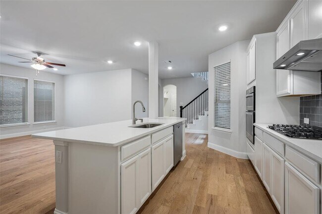 Building Photo - 2037 Almassera Dr
