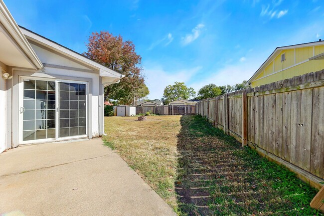 Building Photo - Great 3 bedroom 1 bathroom house that is a...