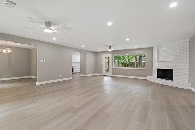 Building Photo - 214 Whispering Oaks Dr