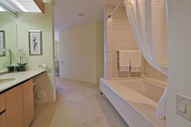 Building Photo - Furnished, 2 Bed/3 Bath Wailea Palms Residence Gated with Ocean Views