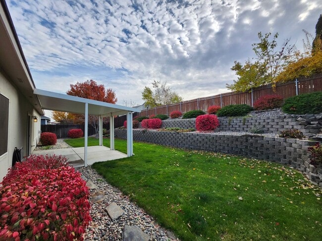 Building Photo - Stunning Home close to biking and walking paths!