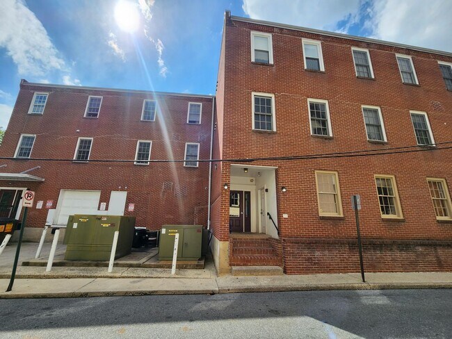Building Photo - Historic Bethlehem - 2 Bedroom Apartment