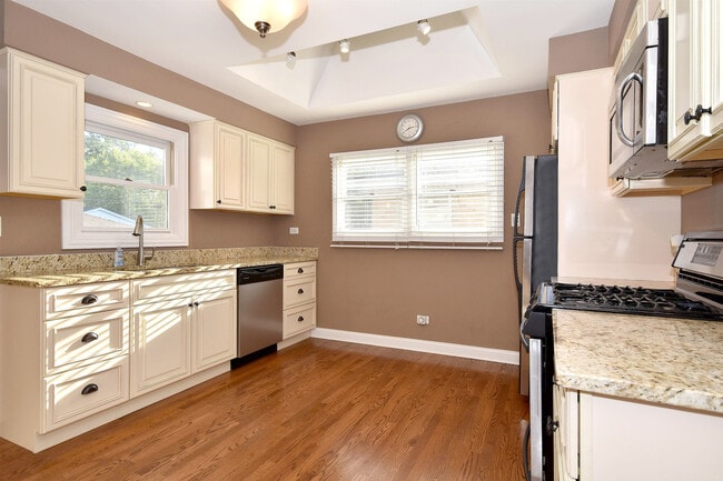 Building Photo - 171 Hale St