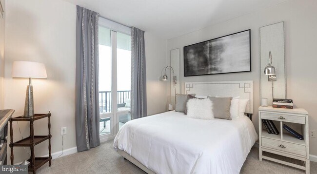 Building Photo - 204 W Washington Square