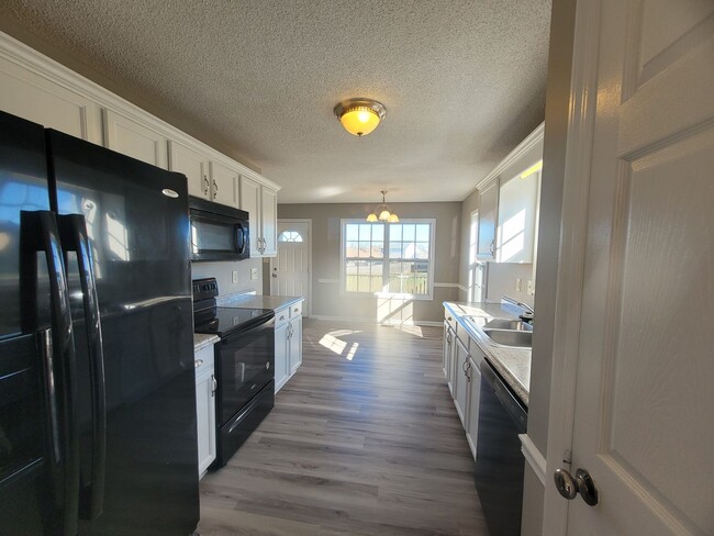 Building Photo - $1900 - 4 Beds 3 Bath + Bonus Room w/ Massive Fenced Yard