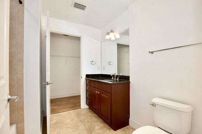Building Photo - Modern 1/1 Condo in the Heart of Orlando –...