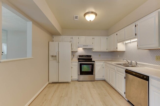 Building Photo - Updated 3-Bedroom Yorktown Townhouse with Private Yard and Community Amenities