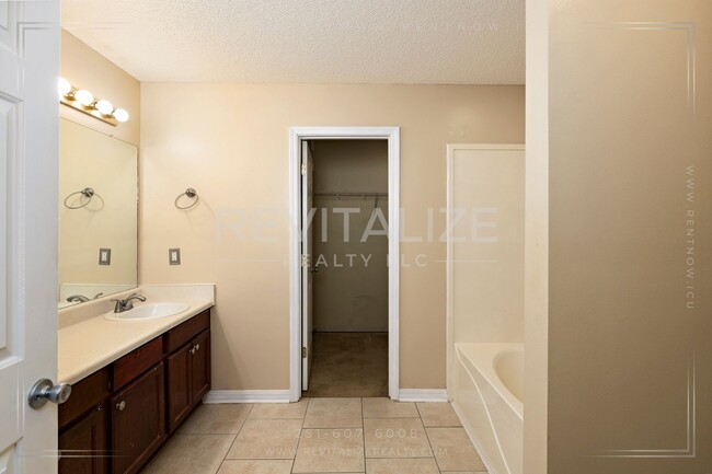 Building Photo - **Application Pending** Beautiful 3 Bed/2 ...