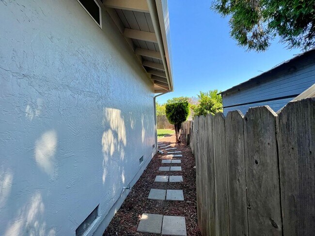 Building Photo - E Street, 1751-1753**