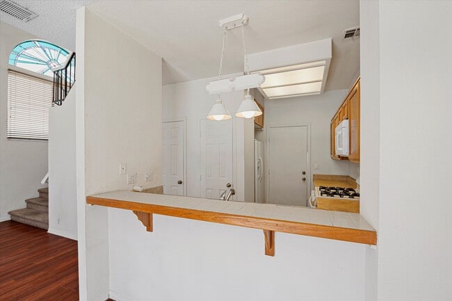 Building Photo - Centrally located Townhome/Fenced Yard